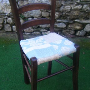 nuovo rivestimento in tessuto per vecchia sedia in paglia