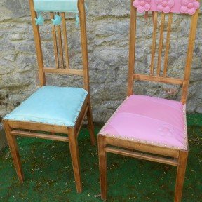 sedia in legno dopo il restyling, versione rosa e verde acqua